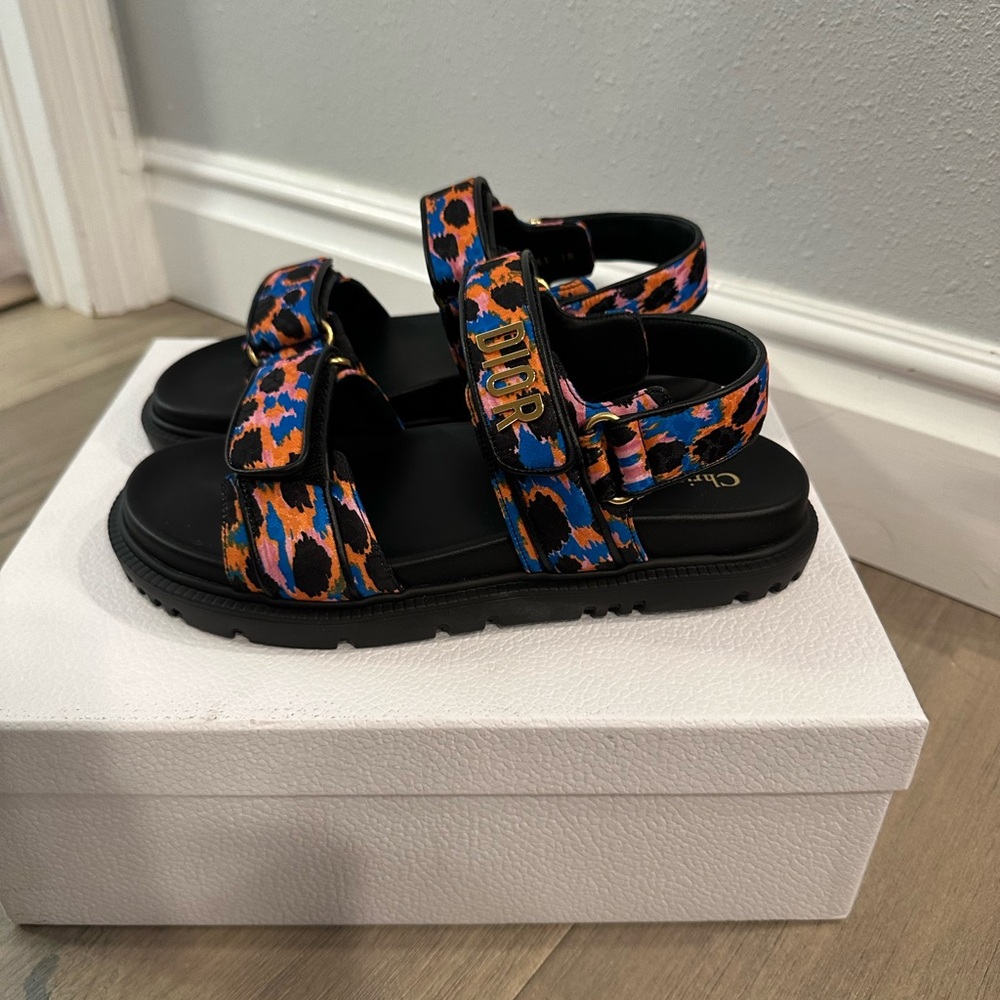 Brand new authentic dad sandals in the prettiest pattern - Picture 4 of 5